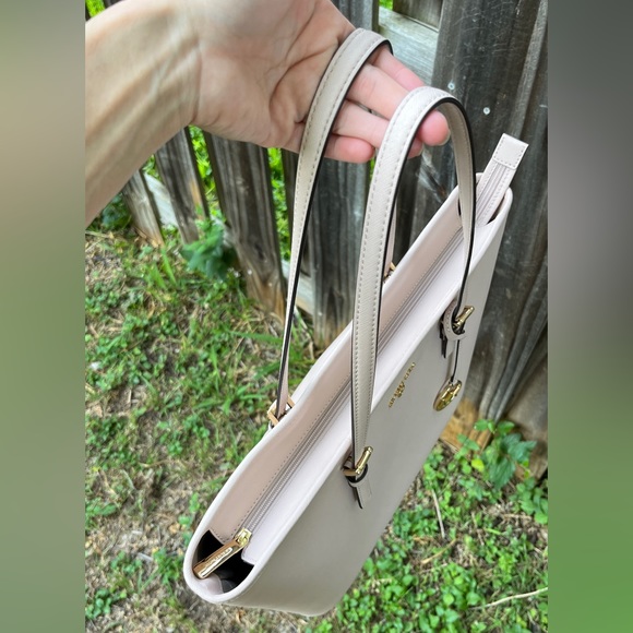 🎉Host Pick!🎉 Michael Kors Large Jet Set Travel Tote in Buff - Picture 7 of 9